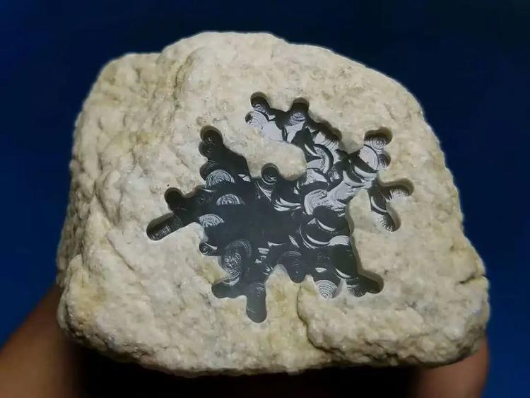 莫西沙蛋面,莫西沙原石开窗蓝底