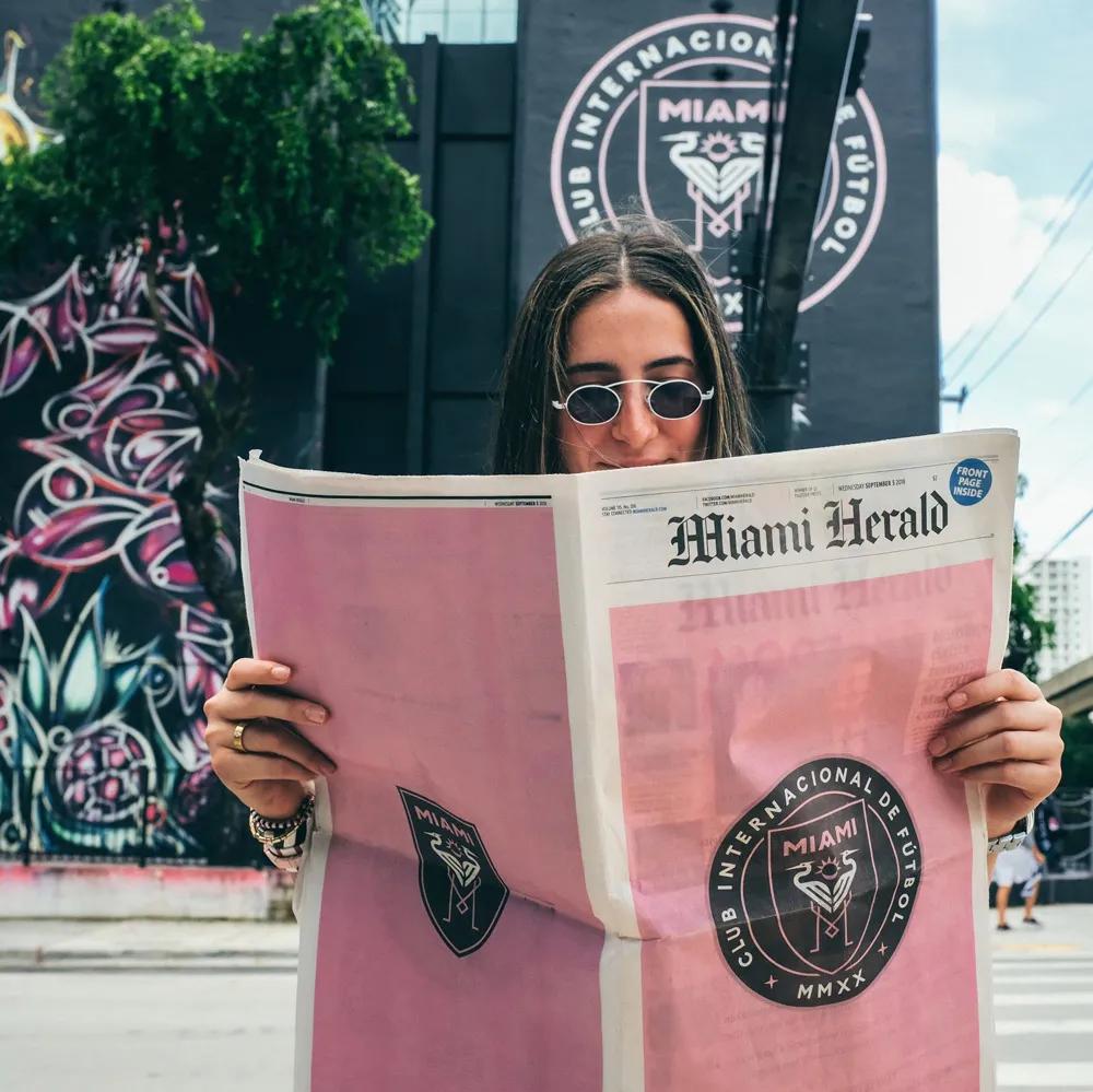 奔驰最新logo,奔驰logo换现代