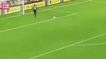 足球的搞笑时刻看完真笑死了,足球赛场那些经典搞笑瞬间