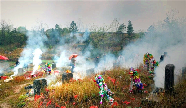 你知道中国墓碑的显考是什么意思,故显考妣是什么意思怎么读