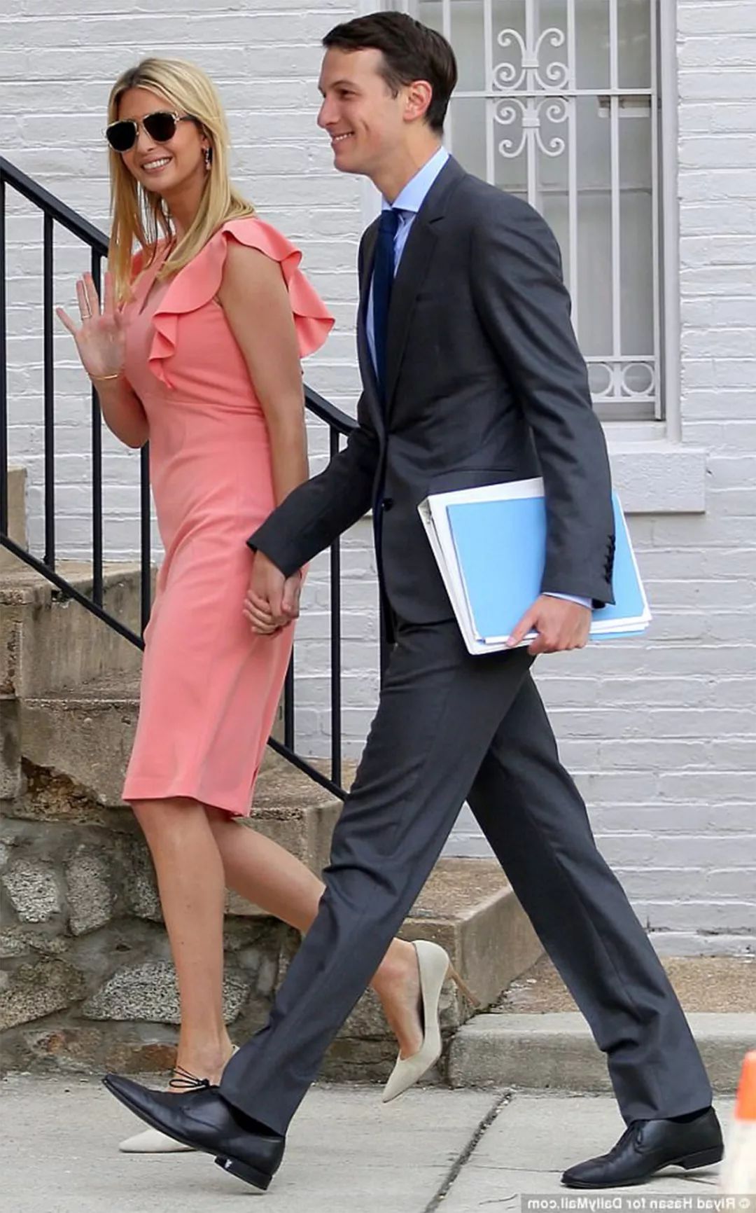 伊万卡穿灰色格纹西装照,伊万卡出席会议着时髦合作款西装