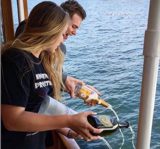 国外富二代圣诞集体炫富：私人飞机只是入门水平，奢侈品堆满全身