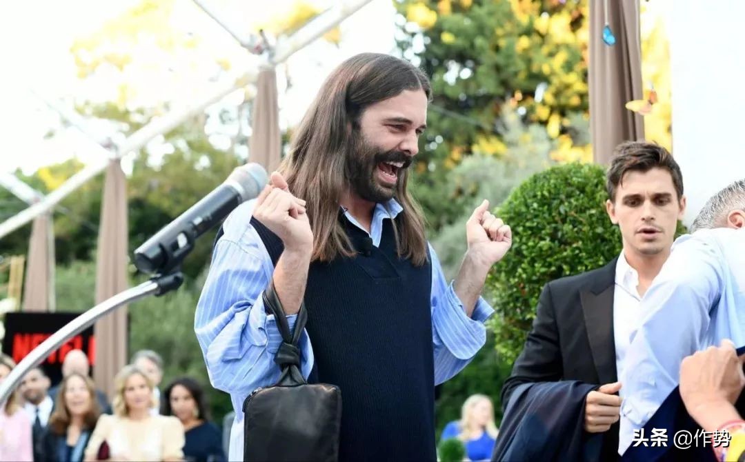 这位大胡子男人，穿起裙子来竟然比女生和还要合适？！