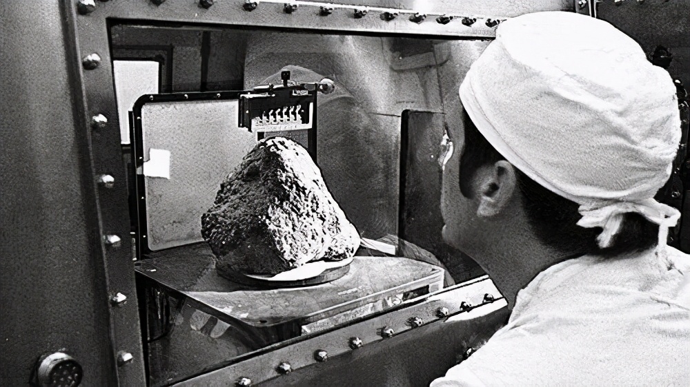 美国赠送给荷兰的月岩,美国送的月壤是真的假的