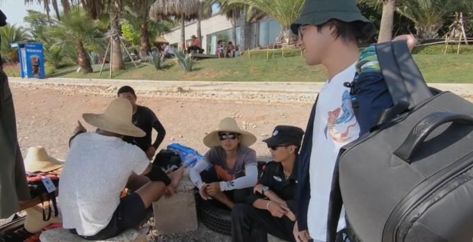 在高山湖泊边拍摄的风景照片湖底,绝美天池风光摄影照片