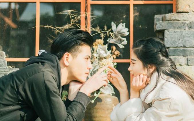 已婚男人克制不联系女人的表现,男人深爱你却不联系你也不回信息