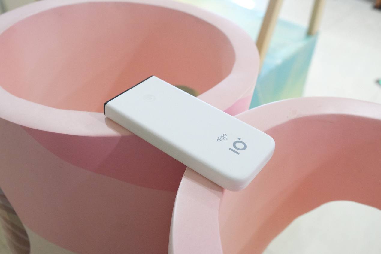 女生都是颜值*党**！像aigo国民好物充电宝就合女友的审美