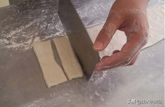 快速做油条的做法和配方的全过程,做早餐油条做法和配方的全过程