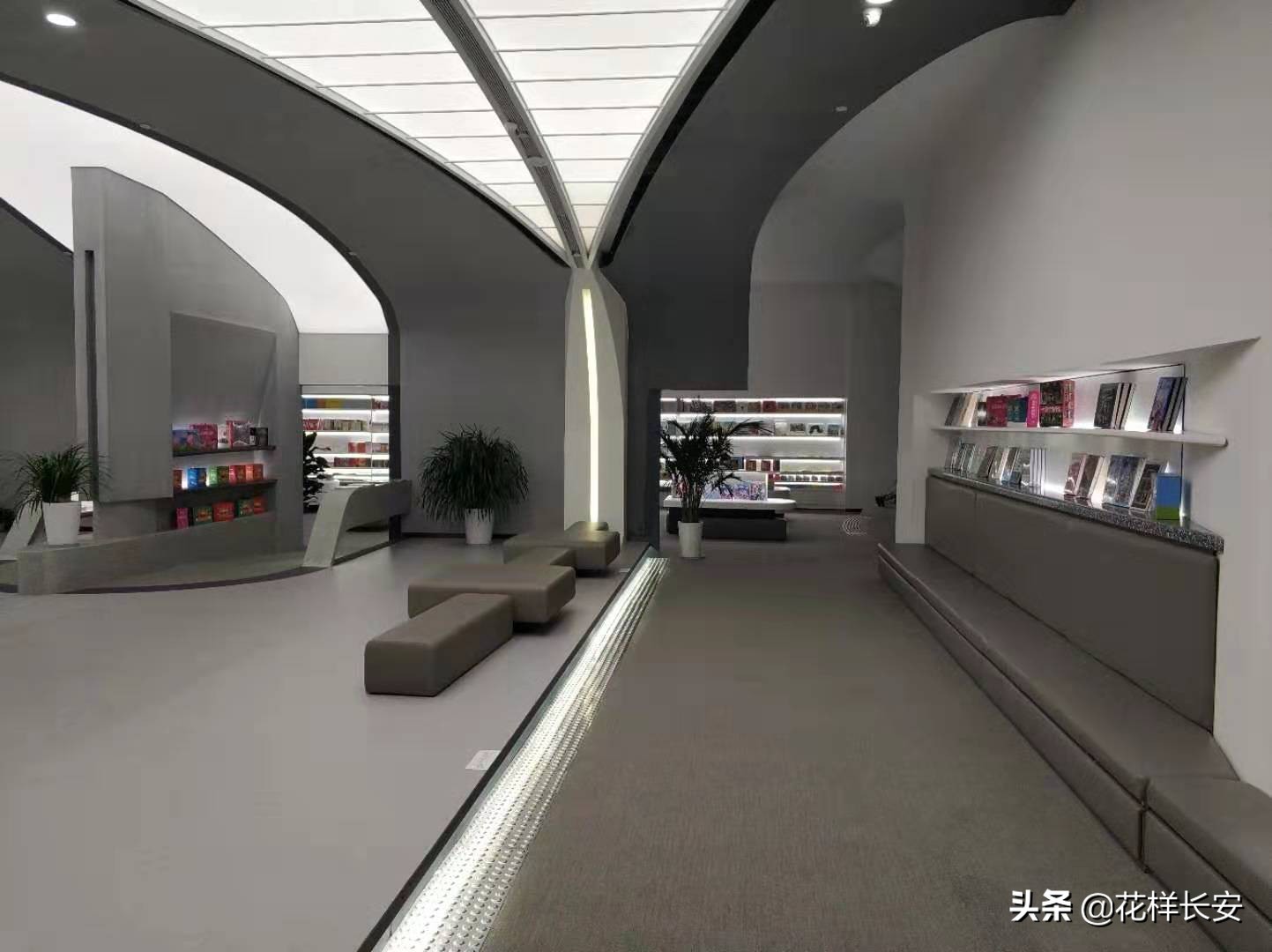 亲测西郊最大书城座位忒别多贼适合看书