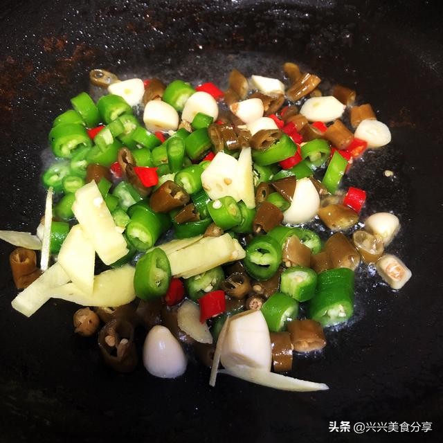 牛蛙怎么做吃起来比较嫩,肉质鲜嫩的红烧牛蛙