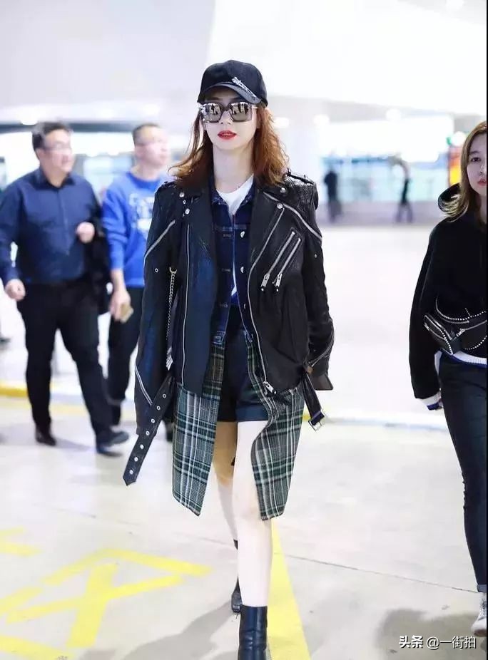 戚薇放大招了，竟穿了羽绒服和睡衣现身机场，混搭界的扛把子啊！