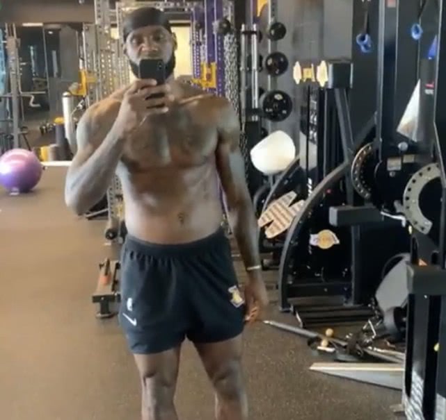 黑人球员体型特点，大多是粗胳膊细腿，这种体型是为篮球而生的