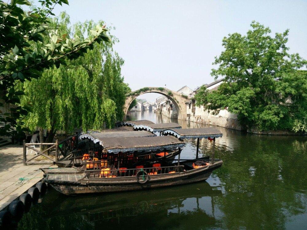 此处早期因湖蚕丝富甲一方，被称为丝绸之府，有700年历史