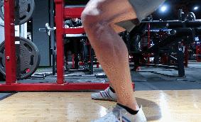 深蹲膝盖不能超过脚尖正确吗,深蹲膝盖要不要超过脚尖