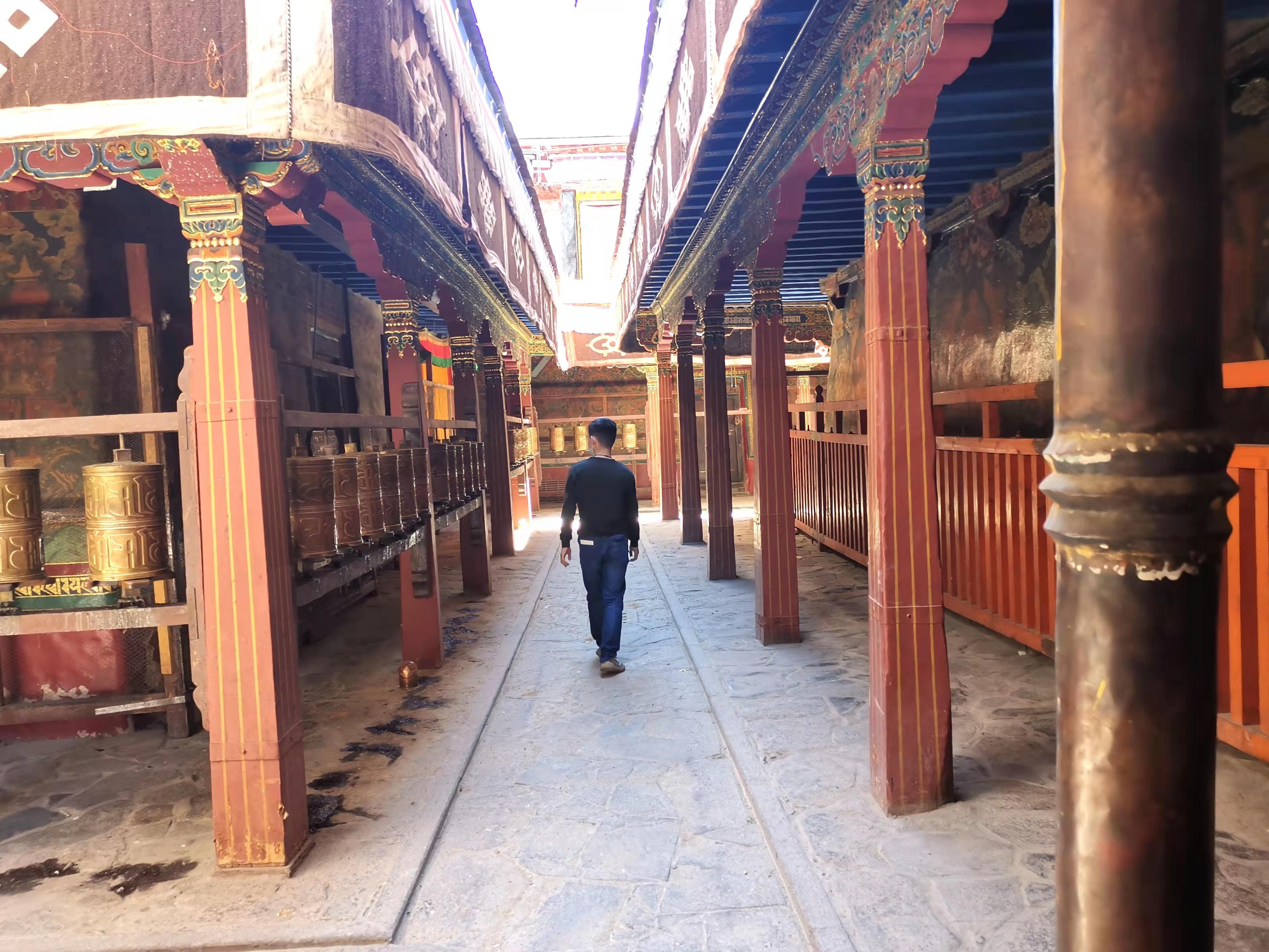 西藏拉萨这个城市好吗,拉萨市区是什么样的地方