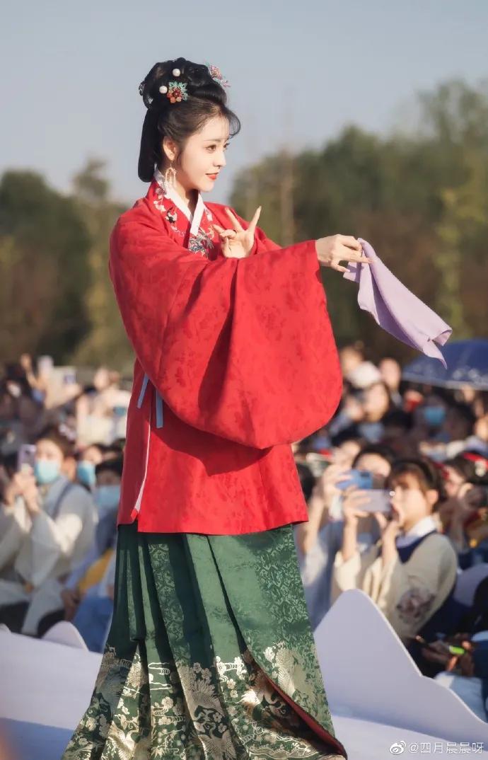 00后女孩演绎四大名著美女,凭一个造型火出圈,200万网友点赞