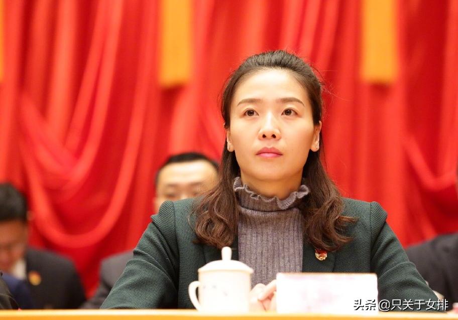 盘点女排正装照：张常宁美，朱婷仙，一看袁心玥，最飒还是小苹果