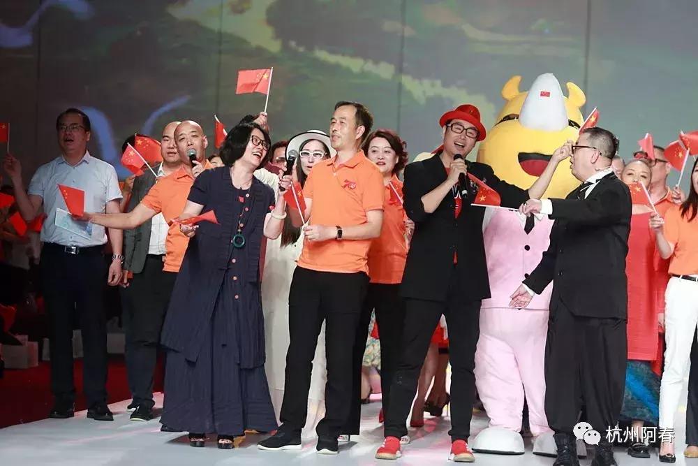 服装人放声高歌致敬祖国，广东时装周闭幕式上那激动人心的一刻