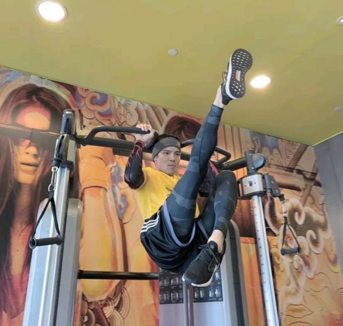 向佐健身练腰,向佐一身肌肉怎么锻炼的