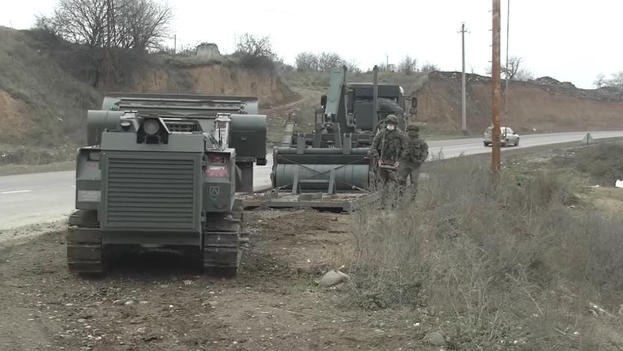 俄军新型无人扫雷车清除乌军雷场,俄罗斯扫雷车在农田里排雷