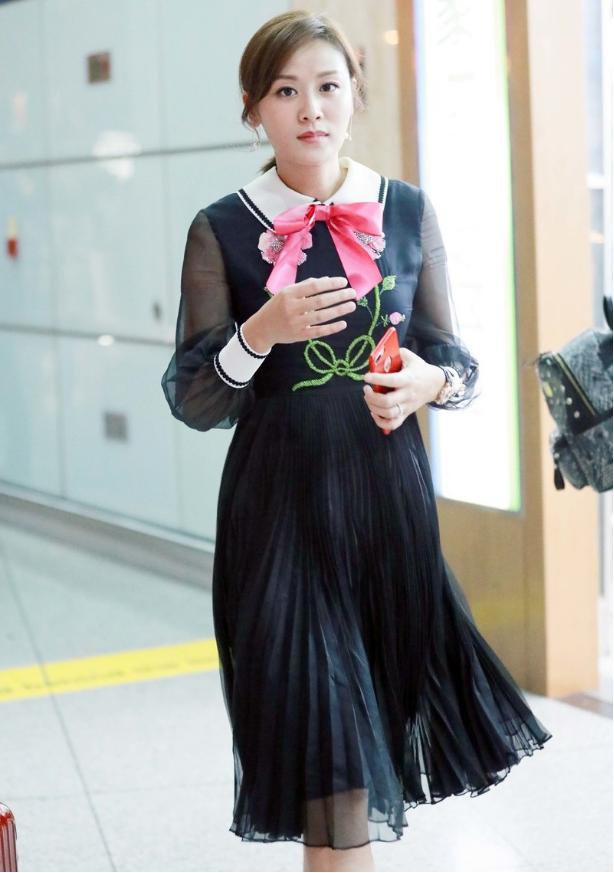 叶一茜穿缎面裙,叶一茜的穿搭还挺清凉的