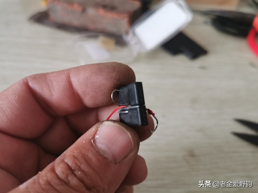 自制绑钩器的绑钩演示,绕线圈自制绑钩器可以绑袖钩