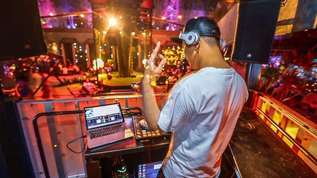 “酒鬼少女”特邀，900公里外的成都网红酒馆终于空降昆明