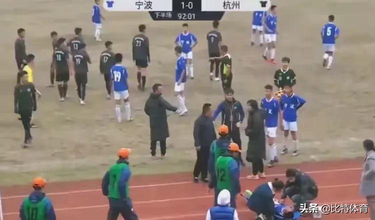 少年一脚把足球踢飞了,少年飞踢