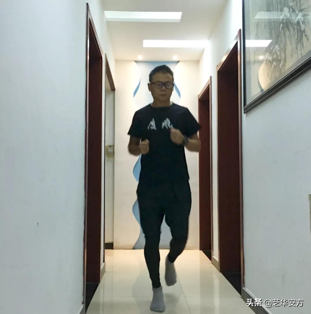 光脚在家走鞋底脏,赤脚在家走路粘地板怎么办