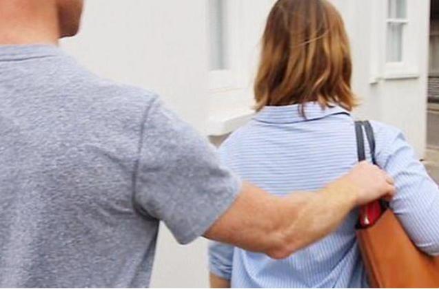 “妈妈，我脚疼”，女儿超市里突然嚷着脚痛，宝妈低头一看报了警