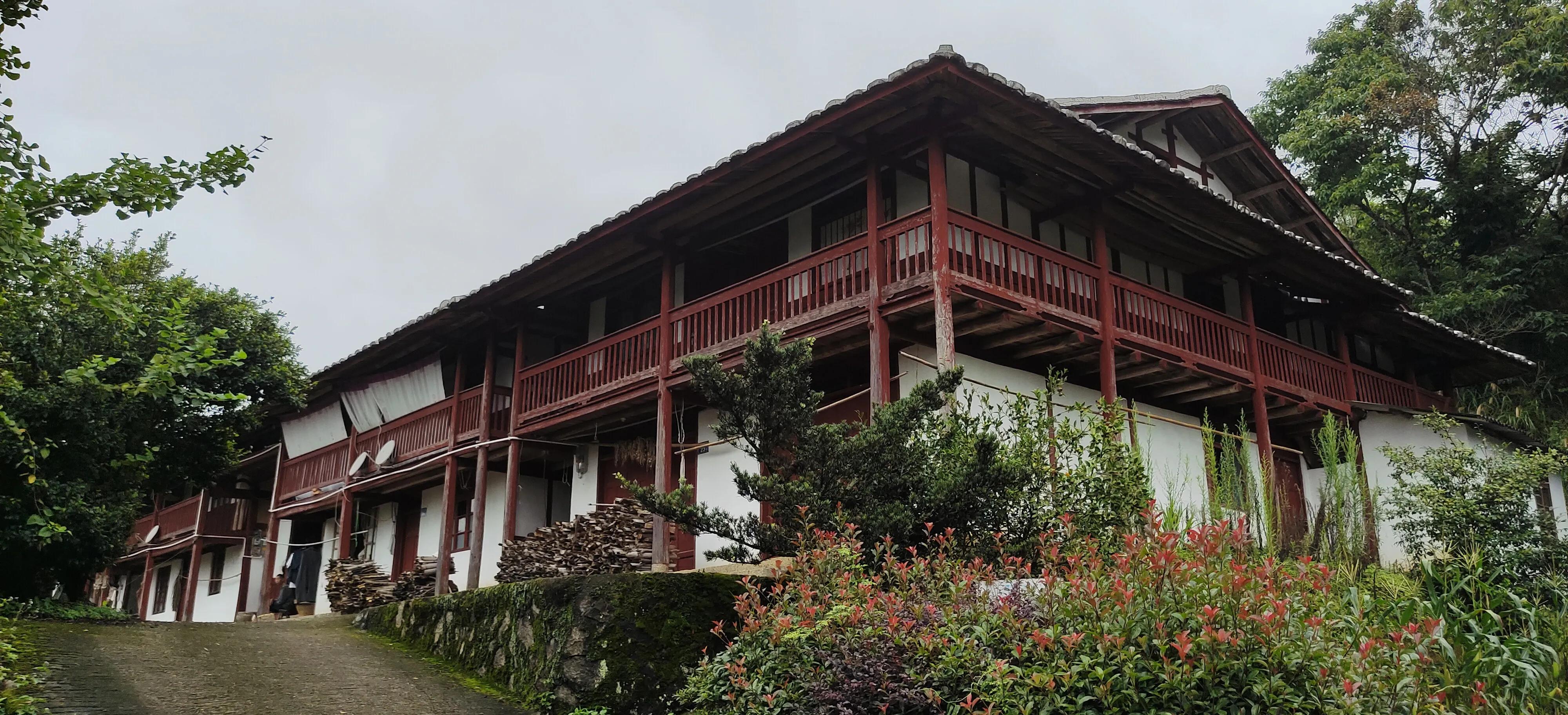 登上绝壁悬崖感受一览众山小,登上泰山之巅的感觉