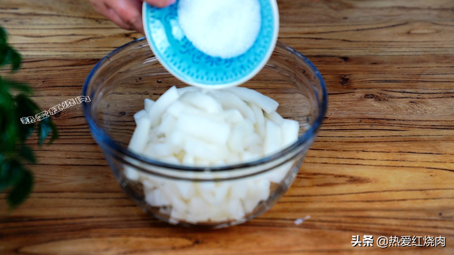 这小吃是湖北特产，加根白萝卜一起泡，又酸又辣还又脆，真好吃