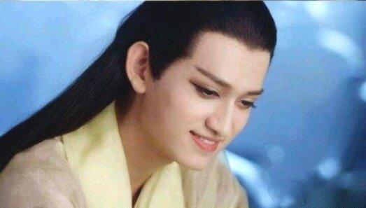 爱情是浪漫而又美好的事,爱情应该是快乐且美好的