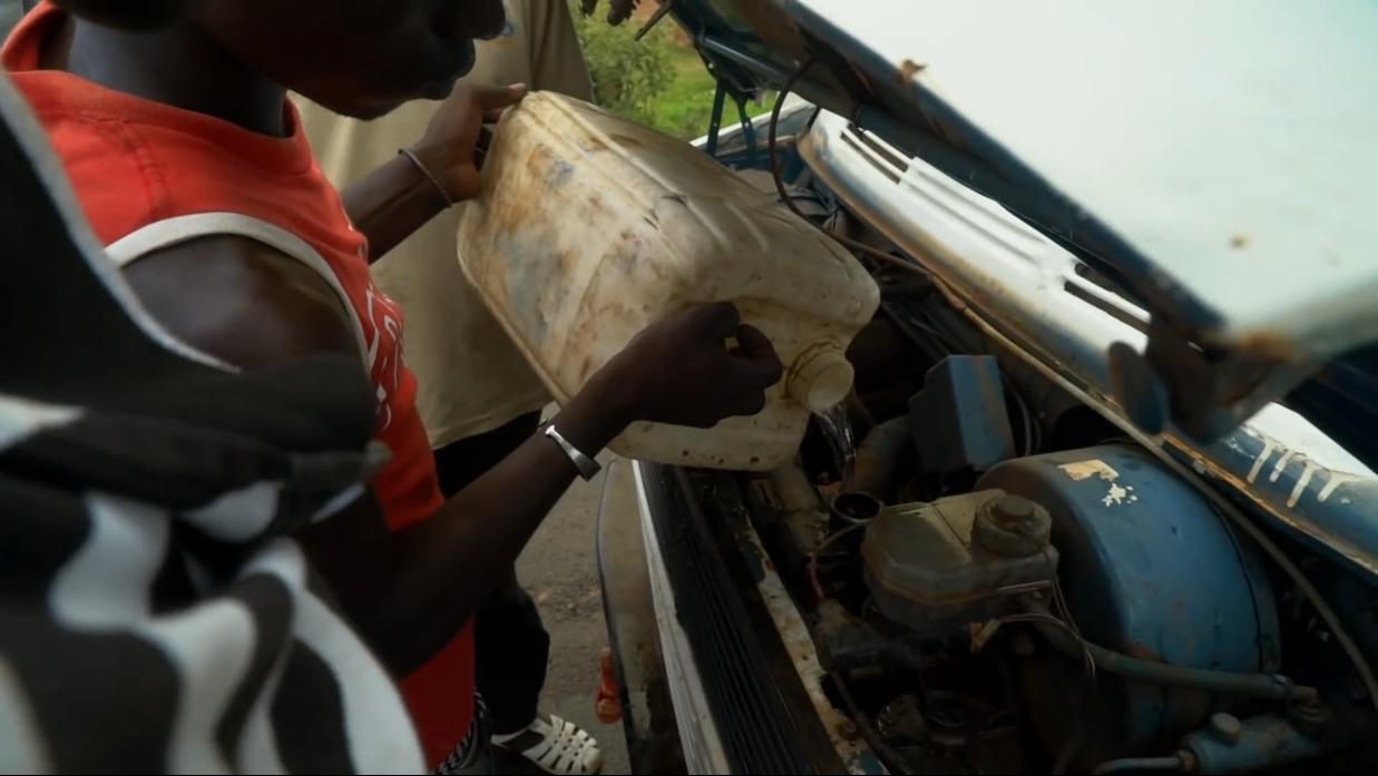 非洲小哥淘来法国二手车开出租，280公里只要47元，但要开12小时