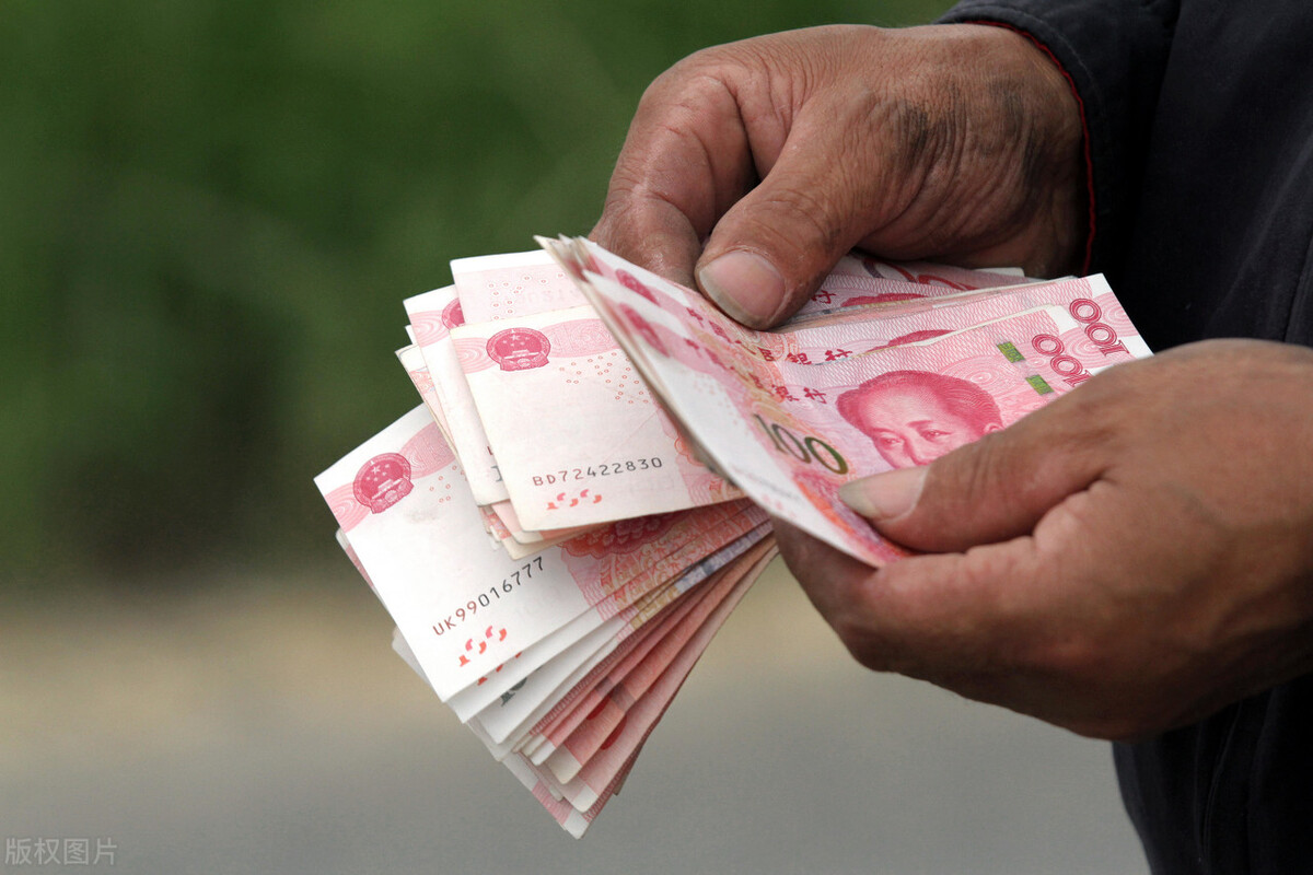 员工以单位停发受伤工资为由辞职状告单位支付补偿金，员工赢了