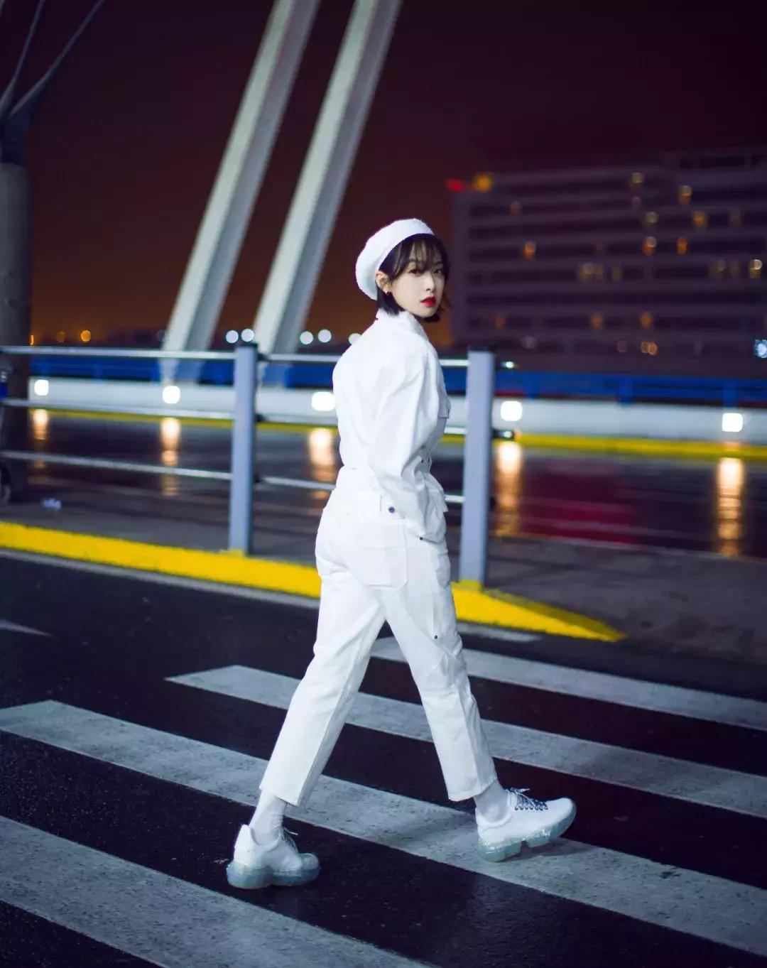 米兰时装周明星造型和模特对比,米兰时装周明星看秀造型