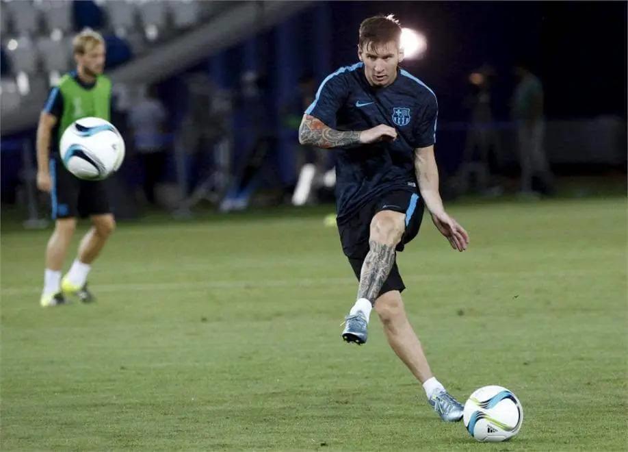 足球颠球技巧教学,足球零基础颠球技巧