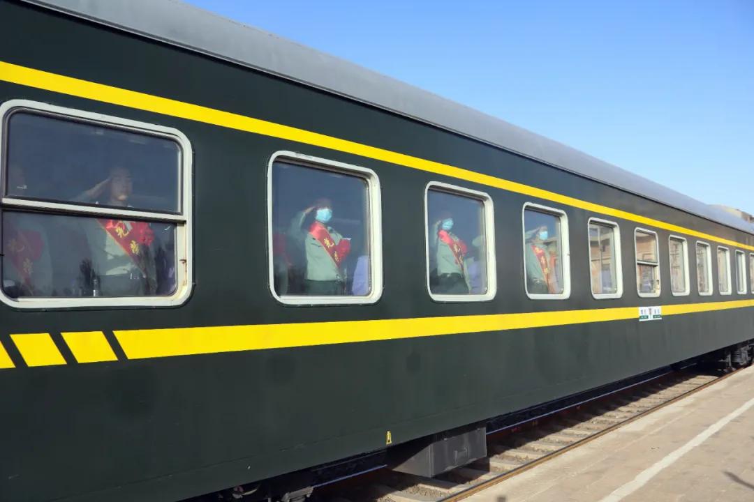 老兵退伍感人瞬间,老兵退伍潸然泪下