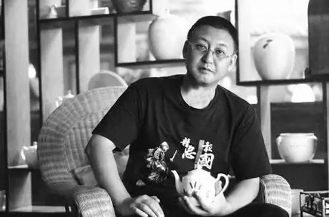 当年那位嫌当市长不赚钱,辞职经商的樊建川,再见模样沦落火车站？