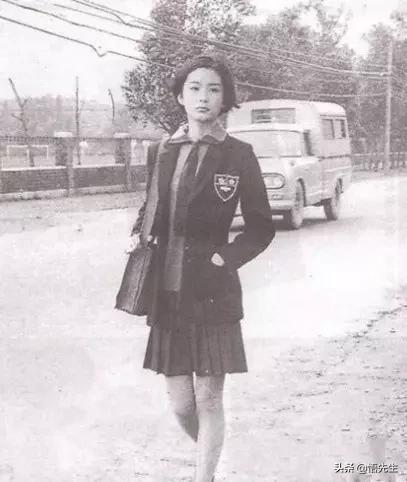 年轻时的霍金照,霍金年轻时照片有多帅