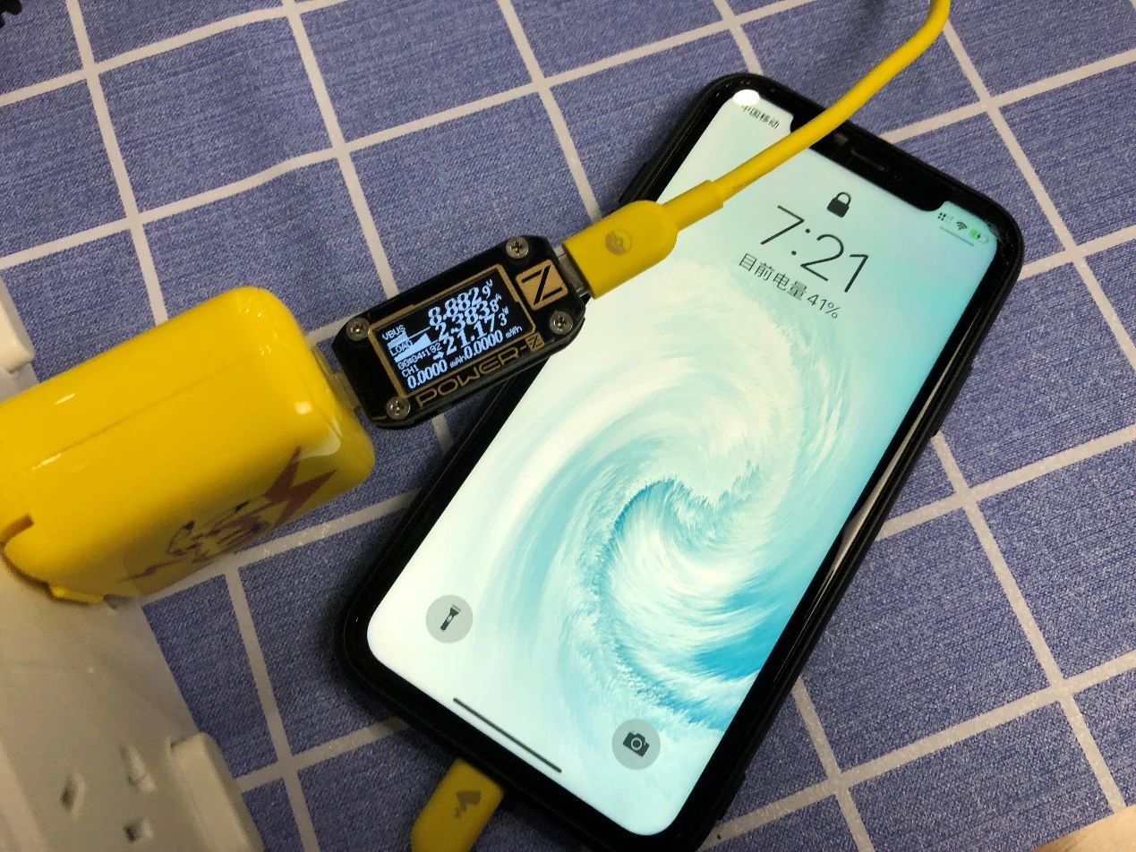 anker哆啦a梦联名款65w,anker新款磁吸底座充电宝测评