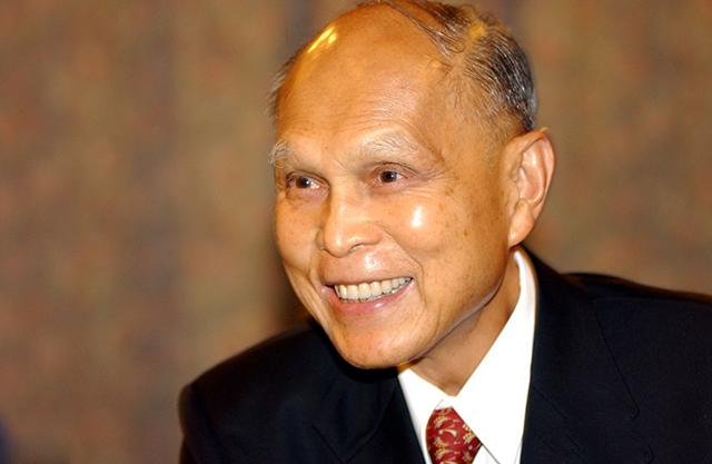 霍英东做了什么?他感动中国,国葬礼遇,港澳顶流人物为他抬棺