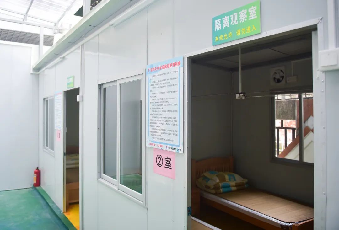 番禺｜番禺仲元中学返校师生已完成核酸检测，校门装有人脸识别装置和红外线测温仪