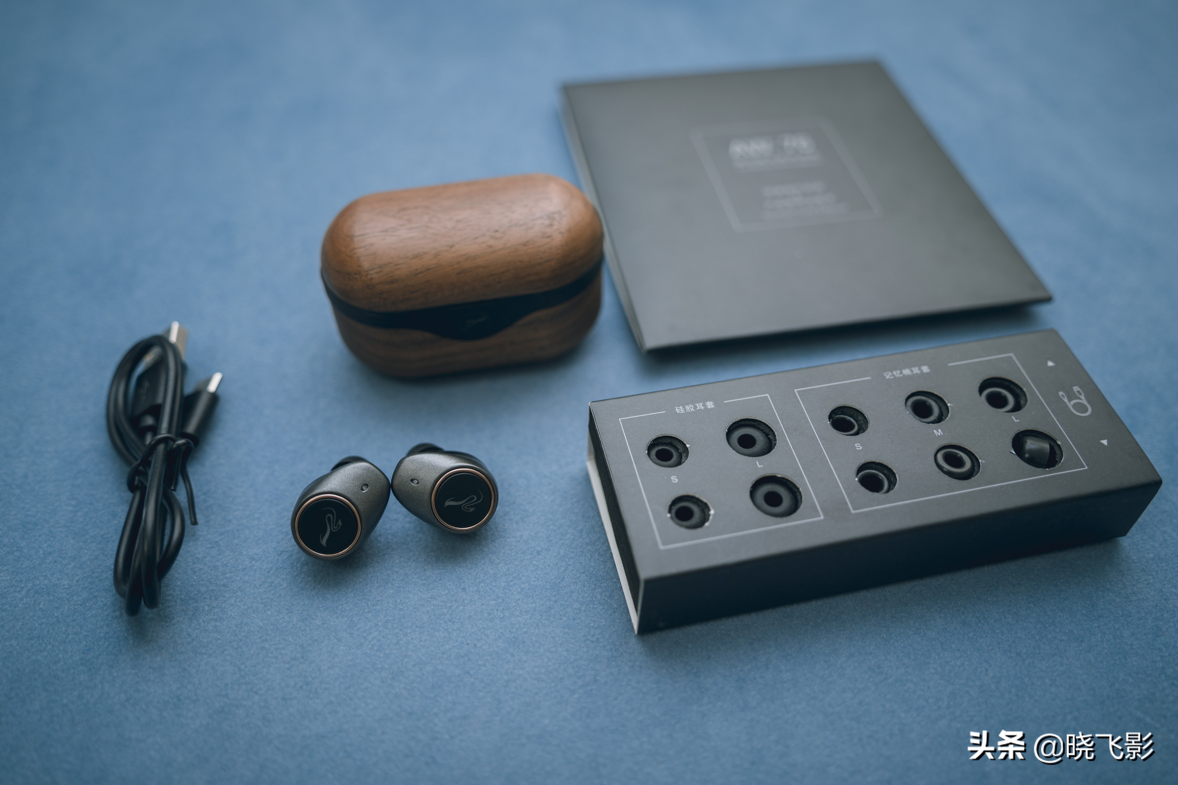 一个耳机盒有两种耳机,一个耳机盒