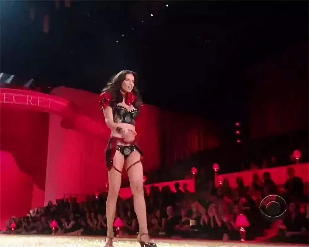 利马超模近期走秀身材,超模利马走台