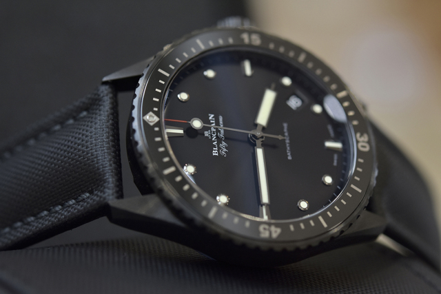 把一台超跑戴在手上,把车捧在手里