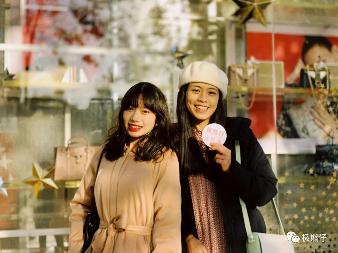 今天背什么｜魔都的“欧洲小镇”上，女神们都背什么包*过包**节呢？