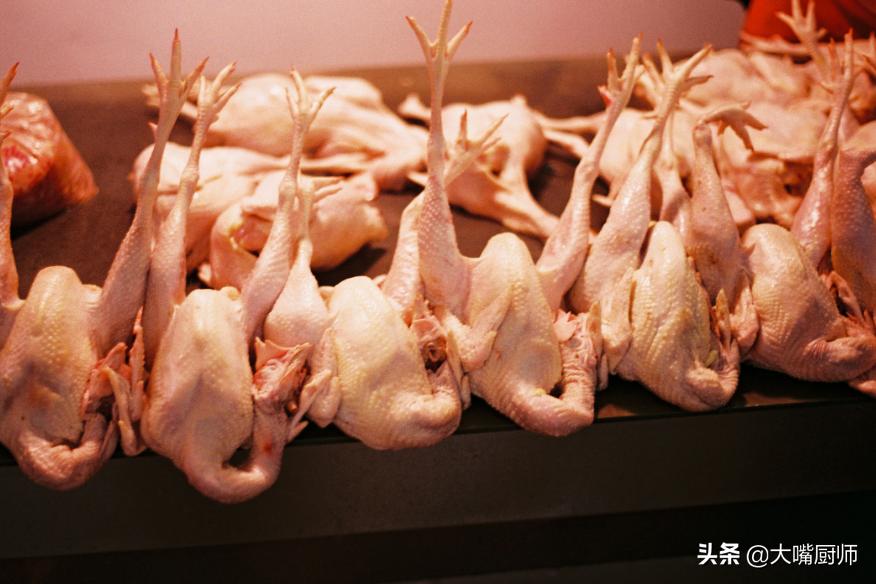 买白条鸡怎么区别817和肉食鸡,买鸡时怎样辨别鸡是否健康