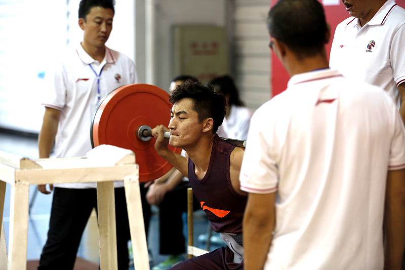 深蹲时腰背为什么要保持中立,深蹲后腰背紧绷