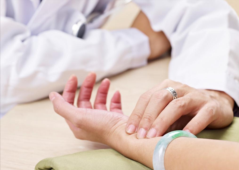 乳腺增生有肿块用热毛巾敷有用吗,40岁男性乳腺增生有肿块怎么消除